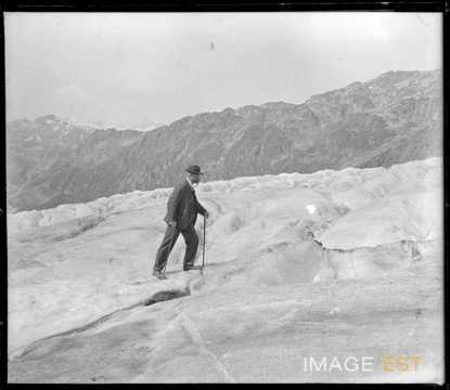 Homme sur le glacier du Rhône (Valais)